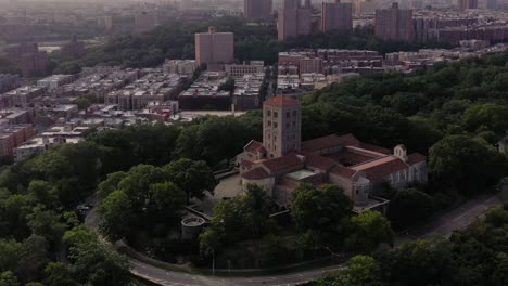 órbita-Baja-Aérea-Corta-En-El-Sentido-De-Las-Agujas-Del-Reloj-De-Los-Claustros-En-El-Alto-Manhattan-Nyc-Con-Una-Sutil-Paralaje-Con-Su-Vista-Desde-La-Cima-De-La-Colina