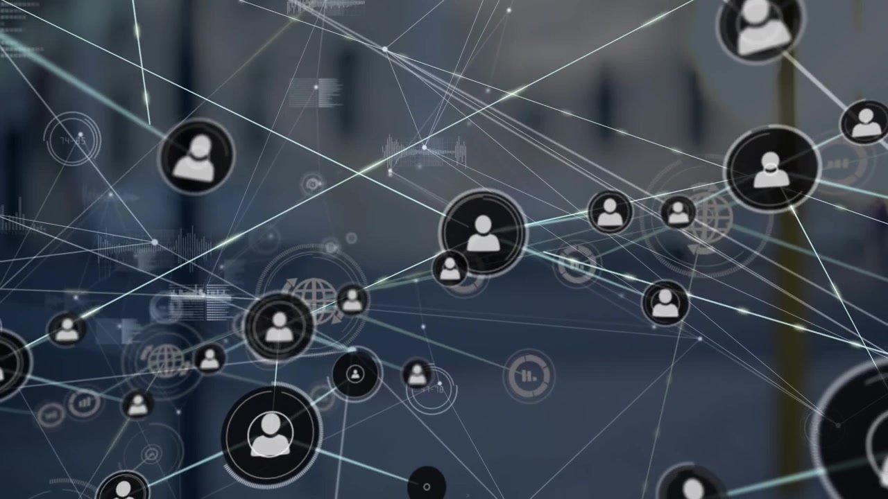 Animazione di una rete di icone digitali ed elaborazione dati sullo sfondo del traffico cittadino.