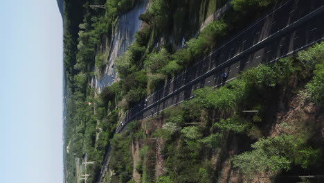 Vertikales-Video-Für-Social-Media-Geschichten-über-Die-Autobahn-Durch-Das-Rumänische-Ölfeld