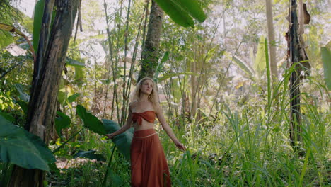 mujer de la naturaleza caminando en el bosque disfrutando de la belleza natural explorando la exuberante selva tropical sola 4k