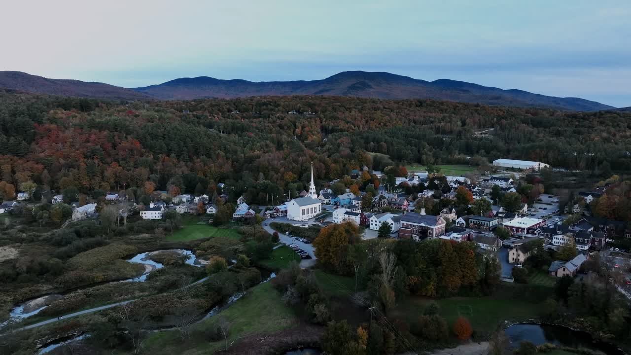 Byen Stowe under høstløvet ved foten av Mount Mansfield i Lamoille County, Vermont, USA