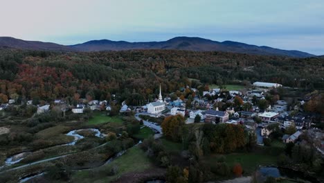 la ciudad de stowe durante el follaje de otoño al pie del monte mansfield en el condado de lamoille, vermont, estados unidos