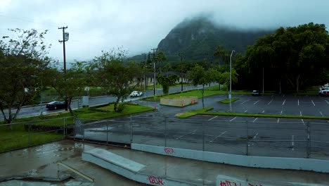 drone volando bajo la lluvia en hawai