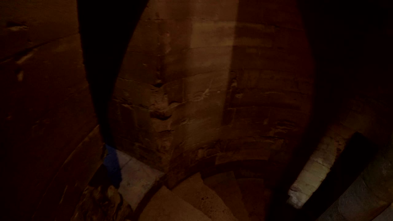 고대 성 2의 계단으로 내려가는