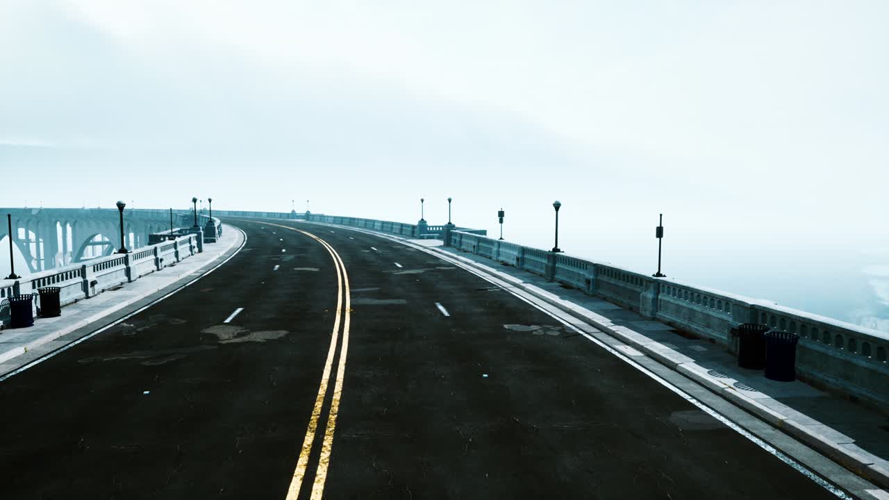 안개 속 의 강 을 가로지르는 다리 의 전망