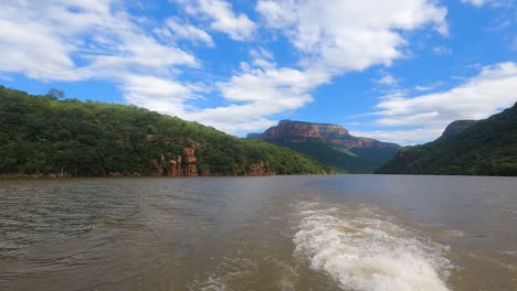 Malerische-Aussicht-Mit-Bewaldeten-Hügeln-Von-Der-Bootsfahrt-Im-Blyde-River-Canyon,-Südafrika