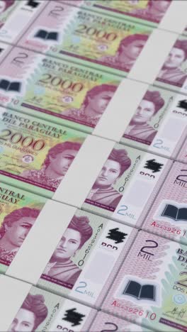 video vertical de 2000 billetes de guaraní paraguayos impresos por una prensa de dinero