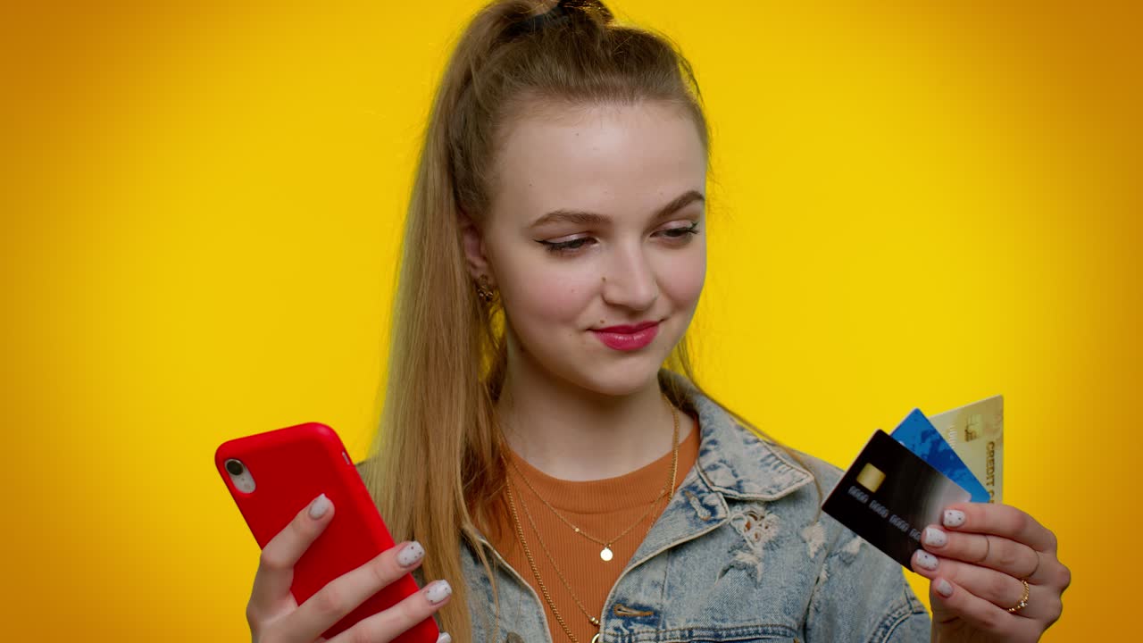 adolescente usando tarjetas bancarias de crédito y teléfonos inteligentes mientras transfiere dinero, compra compras en línea