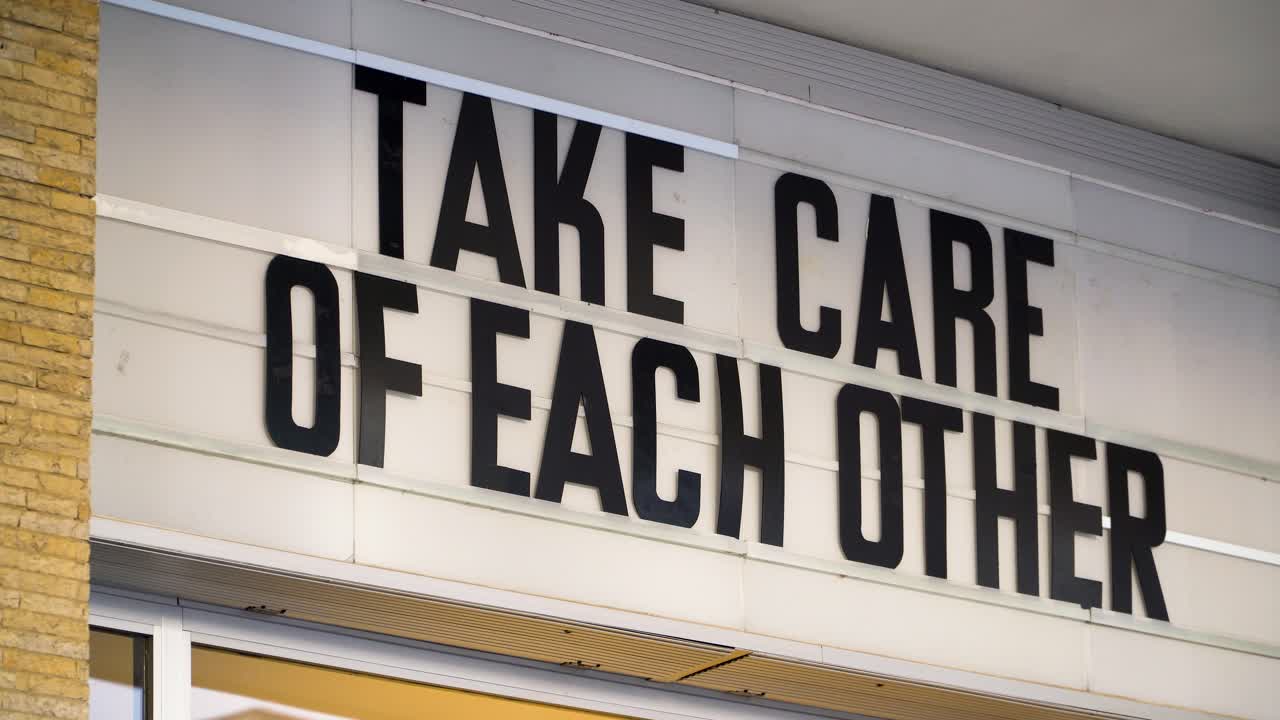 코로나 위기 동안 전형적인 편지와 메시지로 폐쇄된 영화관