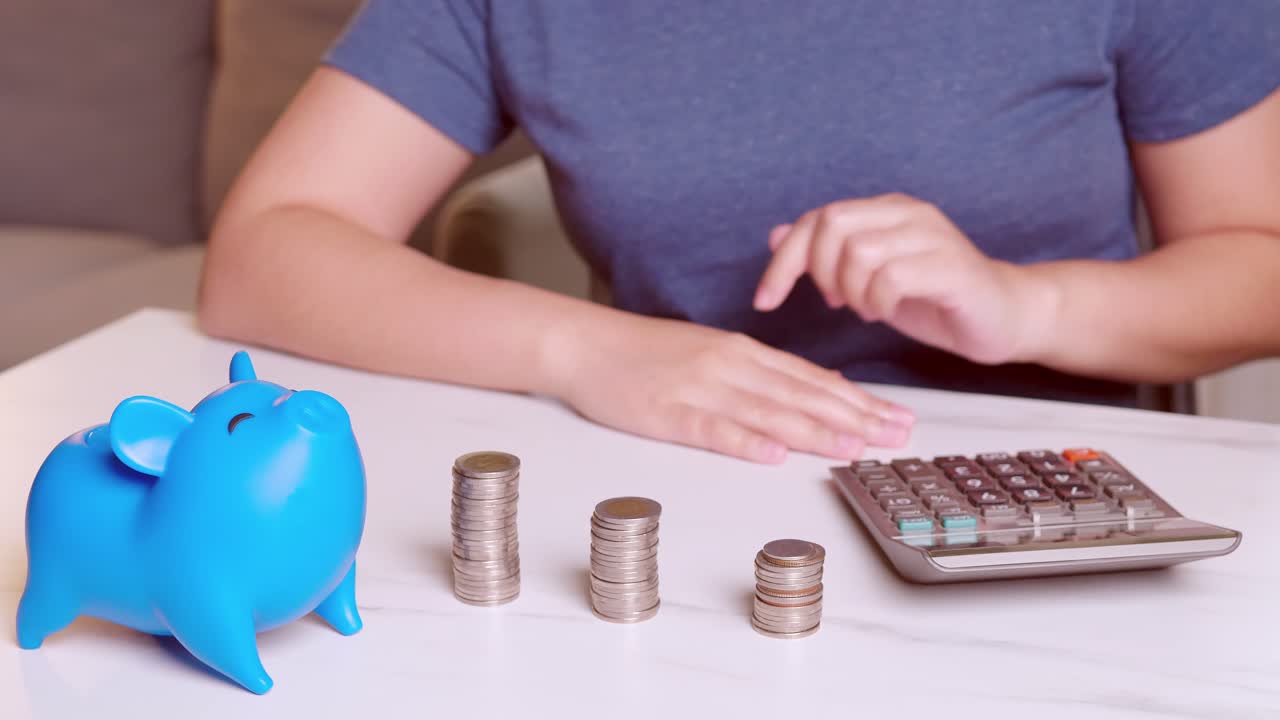 mujeres usando calculadoras y poniendo monedas en una alcancía, ahorrando concepto de dinero