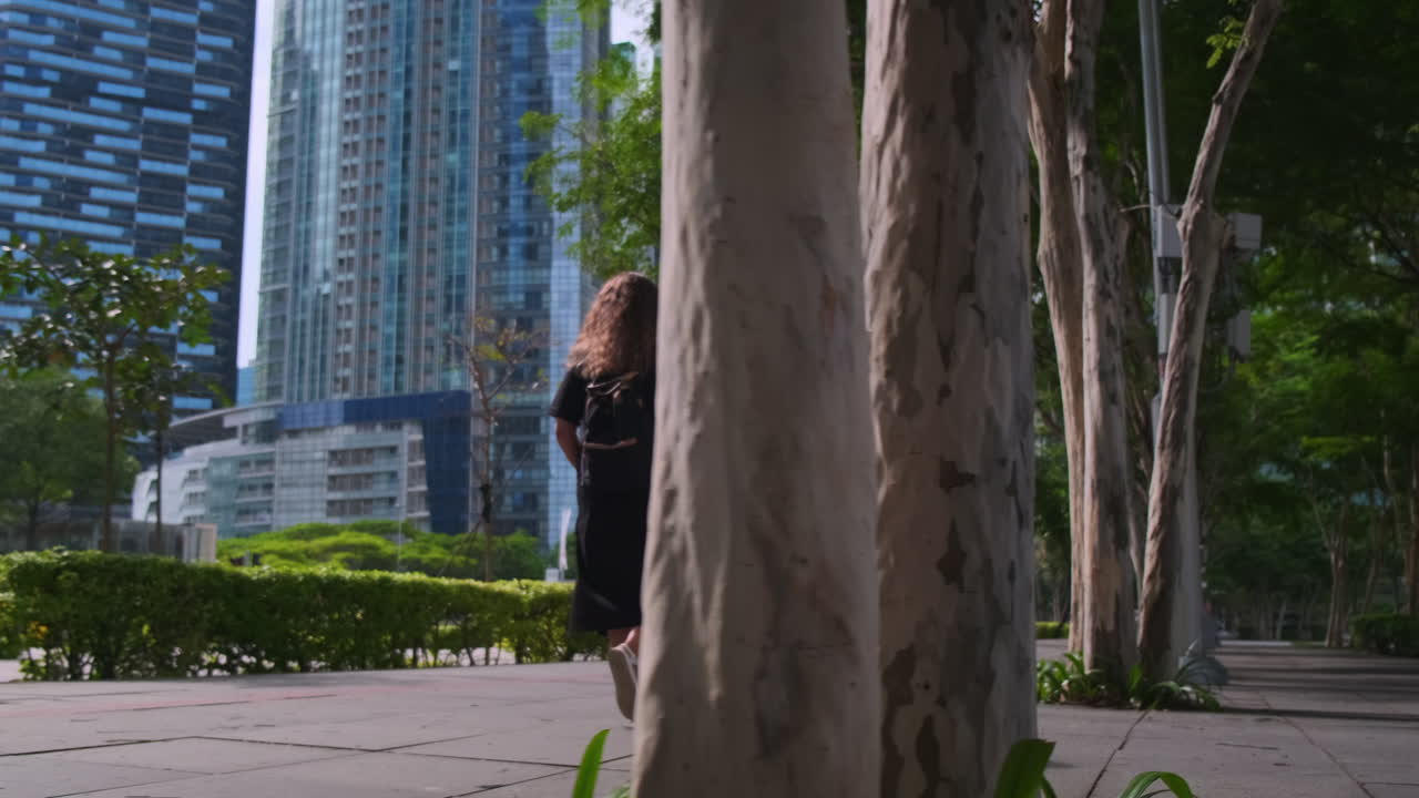 mujer caminando en un parque de la ciudad