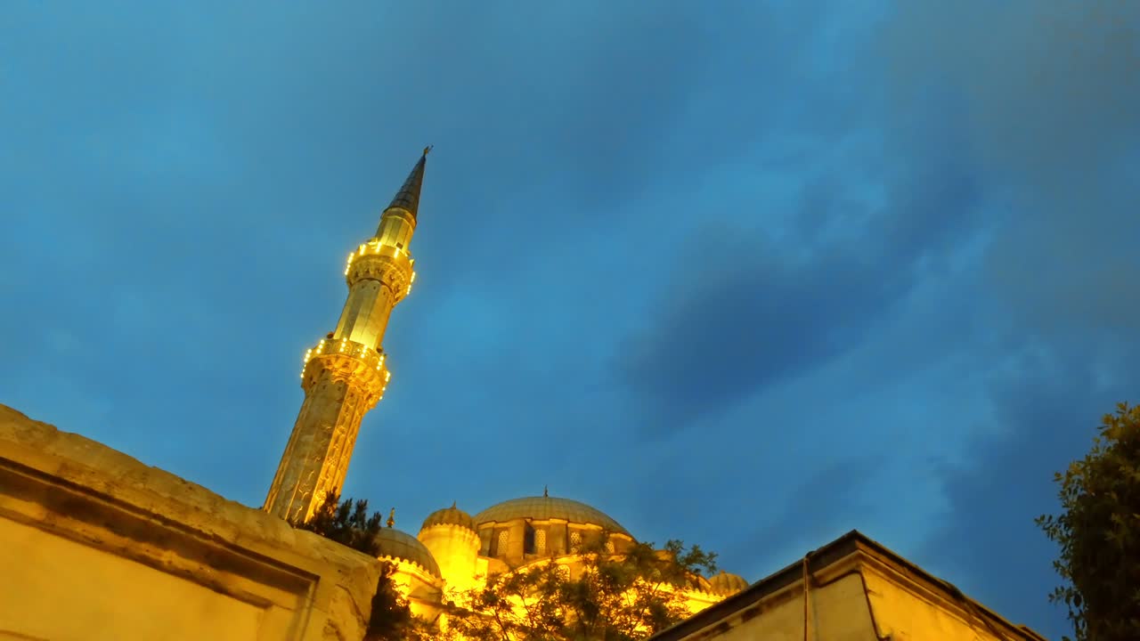 세흐자드 카미 (sehzade kamei) 는 술레만 (suleiman the magnificent) 이 그의 아들 세흐자드를 위해 지은 왕자 모스크의 외관이다.