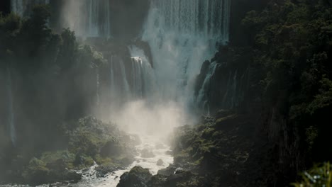 Iguazú-Wasserfälle-In-Brasilien-Und-Argentinien-–-Aufnahme-Mit-Schwenkfunktion