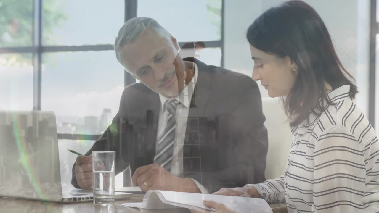 animación del paisaje urbano sobre diversas personas de negocios que trabajan en la oficina