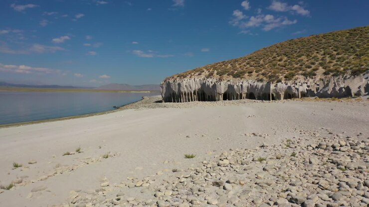 Vista aerea delle colonne del lago Crowley e delle formazioni di tufo nelle Sierras Orientali della California.