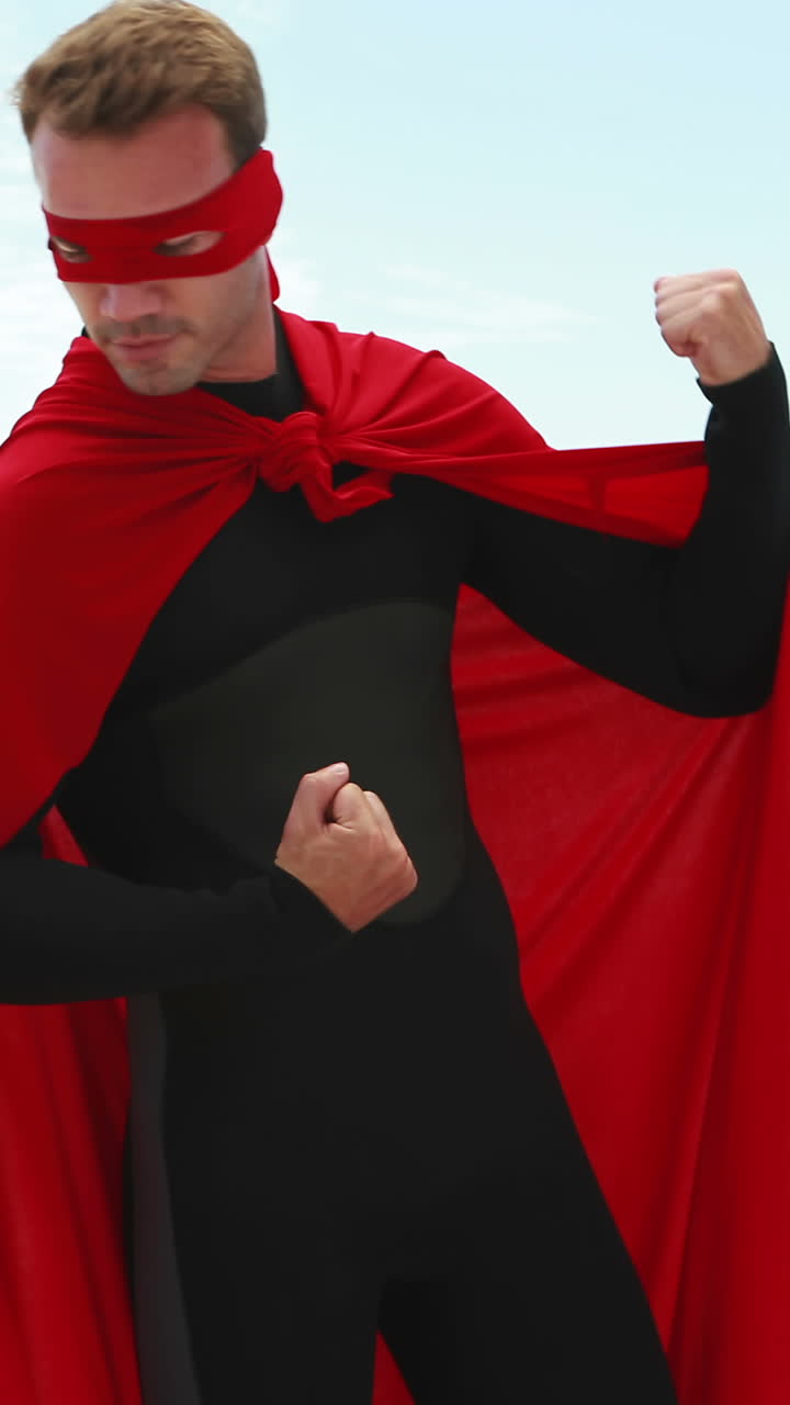 padre e hijo fingiendo ser superhéroes