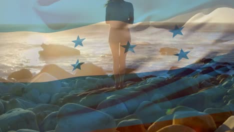 animación de la bandera de honduras sobre una mujer caucásica en la playa