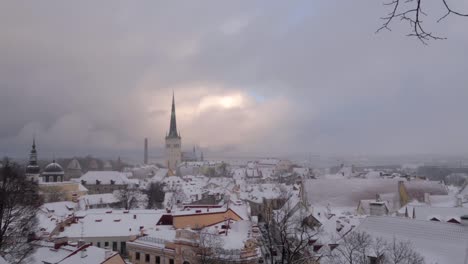 Altstadt-zeitraffer-Von-Tallinn-Mit-Stimmungsvollem-Bewölktem-Wetter-Und-Schnee,-Der-Die-Dächer-Der-Stadt-Bedeckt
