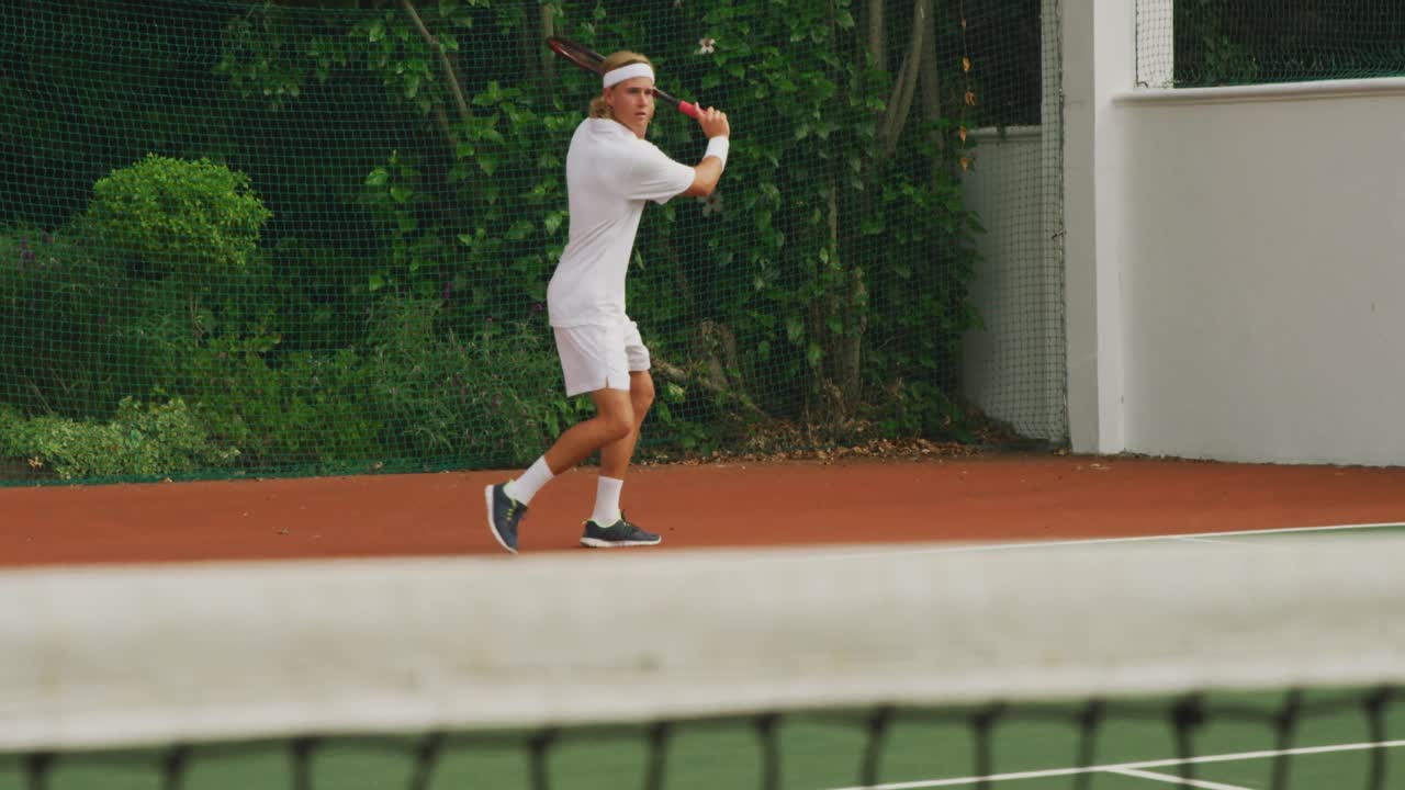 테니스 선수 들 이 포인트 를 치고 있다