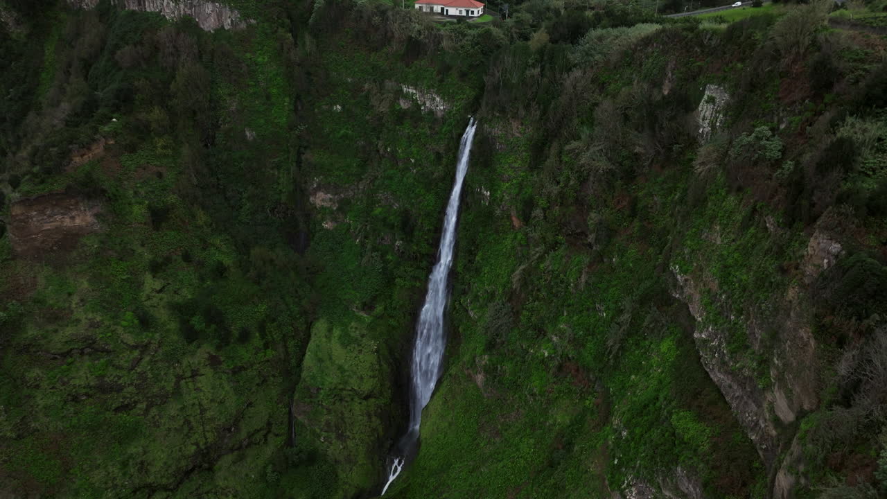 Veduta aerea con drone delle Cascate di Rocha do Navio sull'isola di Madeira, Santana, Portogallo.