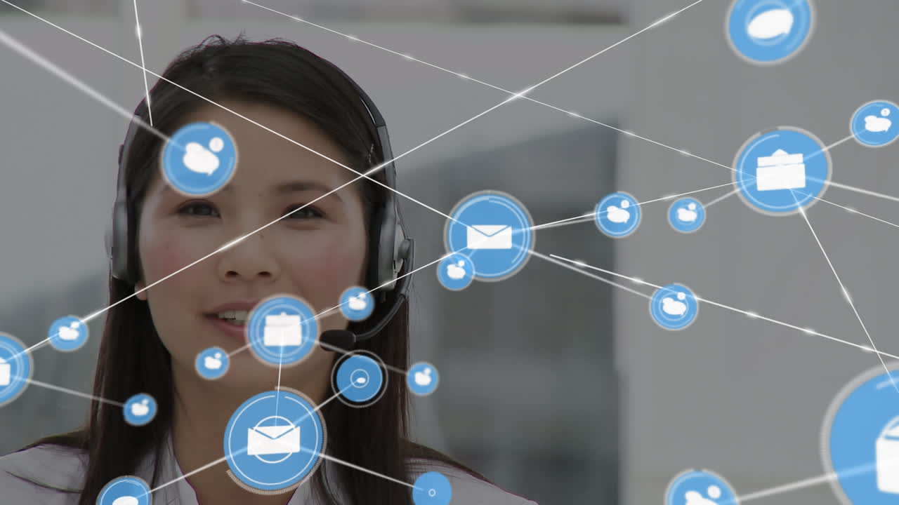 animación de una red de conexiones e iconos sobre una mujer de negocios con auriculares