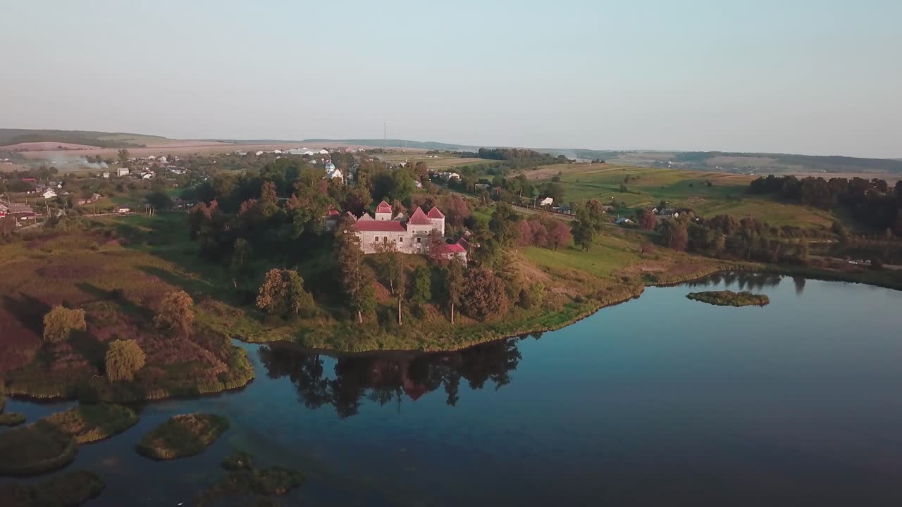 plano elevado de un castillo junto a un lago que lo refleja