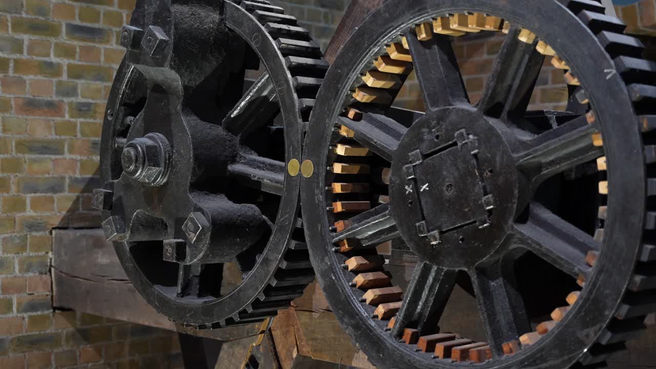 스코틀랜드 국립 박물관에서 큰 무거운 기어를 가진 고대 증기 기관의 클로즈업