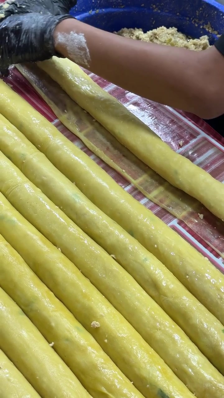 Chef che prepara involtini tradizionali in cucina professionale