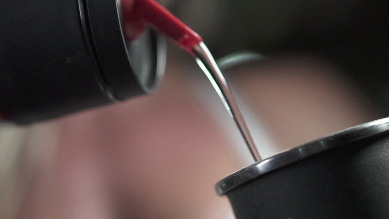 마테 고구마에 뜨거운 물을 부는 것은 남미의 전통적인 의식으로, 동료애와 예르바 마테의 즐거움을 상징합니다.