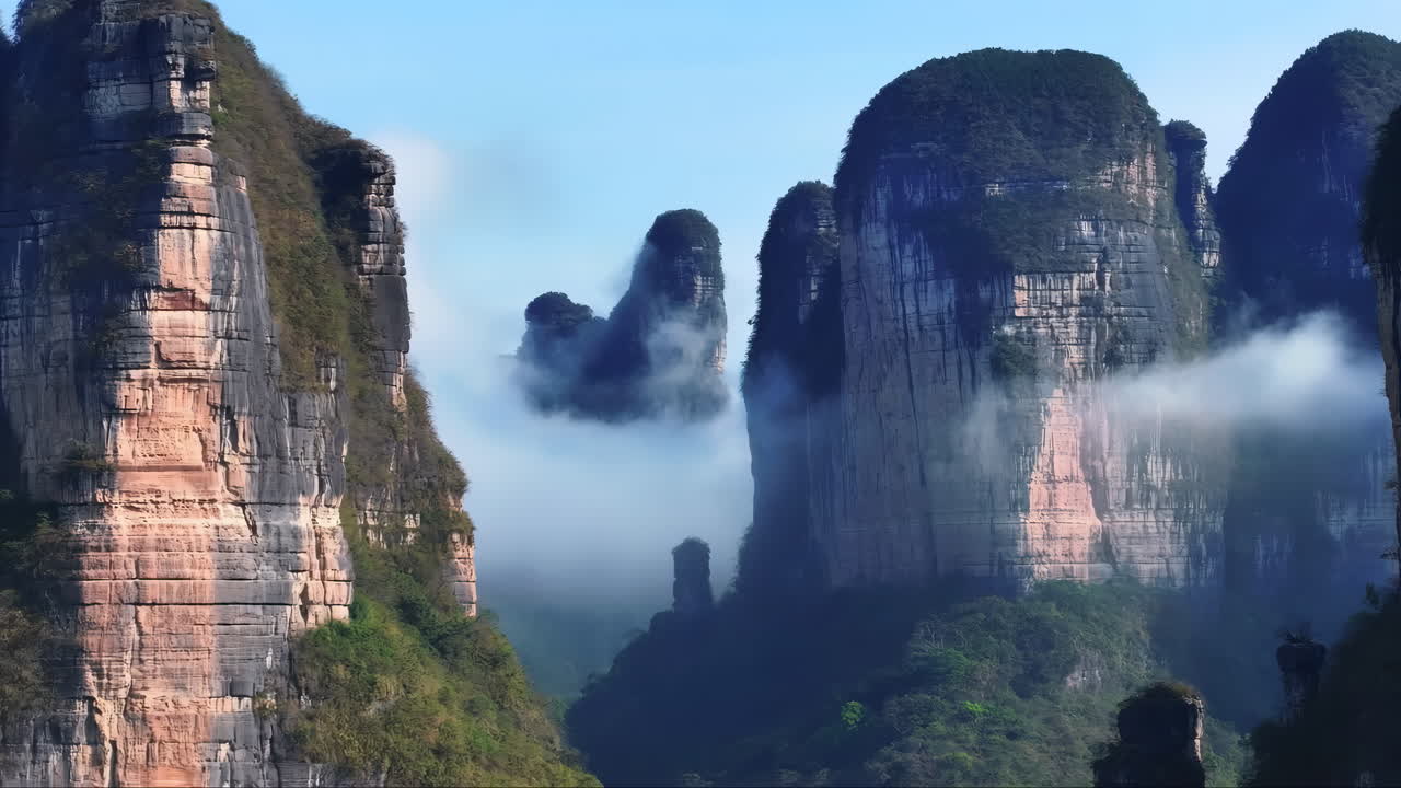 Thung lũng núi sương mù với các khối đá cao chót vót và những đám mây cuộn xoáy