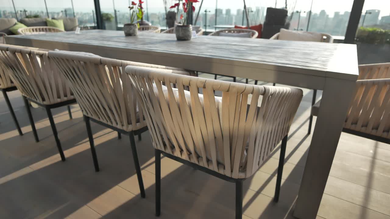 sofá moderno en la cafetería del techo para relajarse