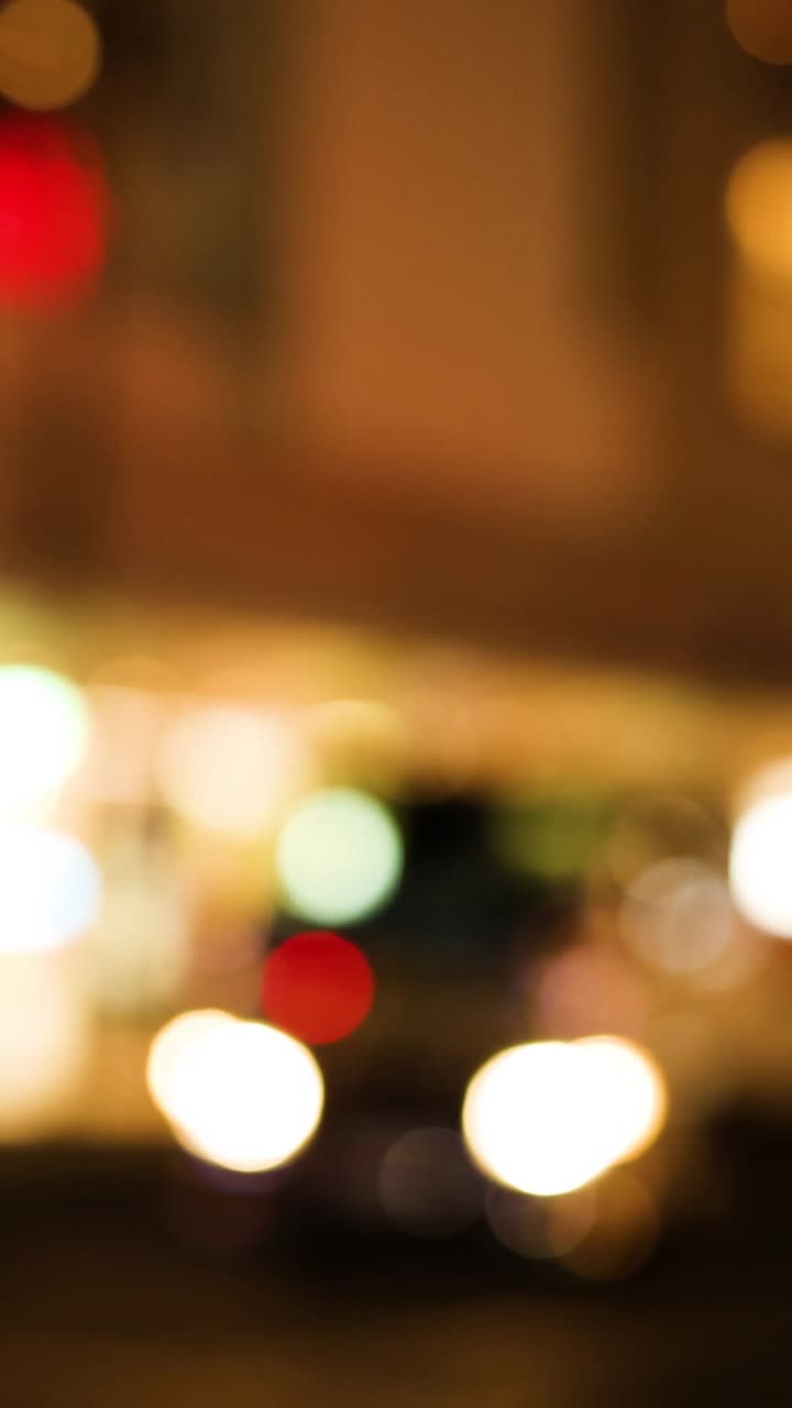 efecto bokeh del tráfico de la ciudad por la noche