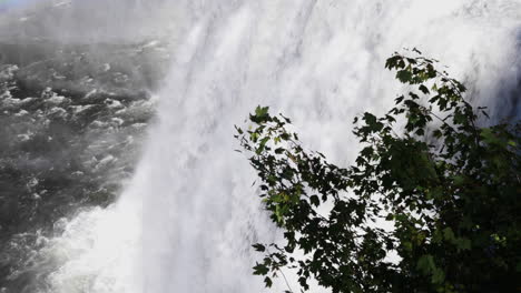 cascada de inmersión blanca y brillante en las cataratas de upper mesa ubicadas en idaho, ee. uu.