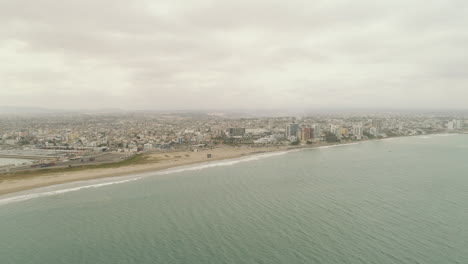 Toma-Aerea-De-Manta-En-La-Provincia-De-Manabi,-Playa-Murcielago