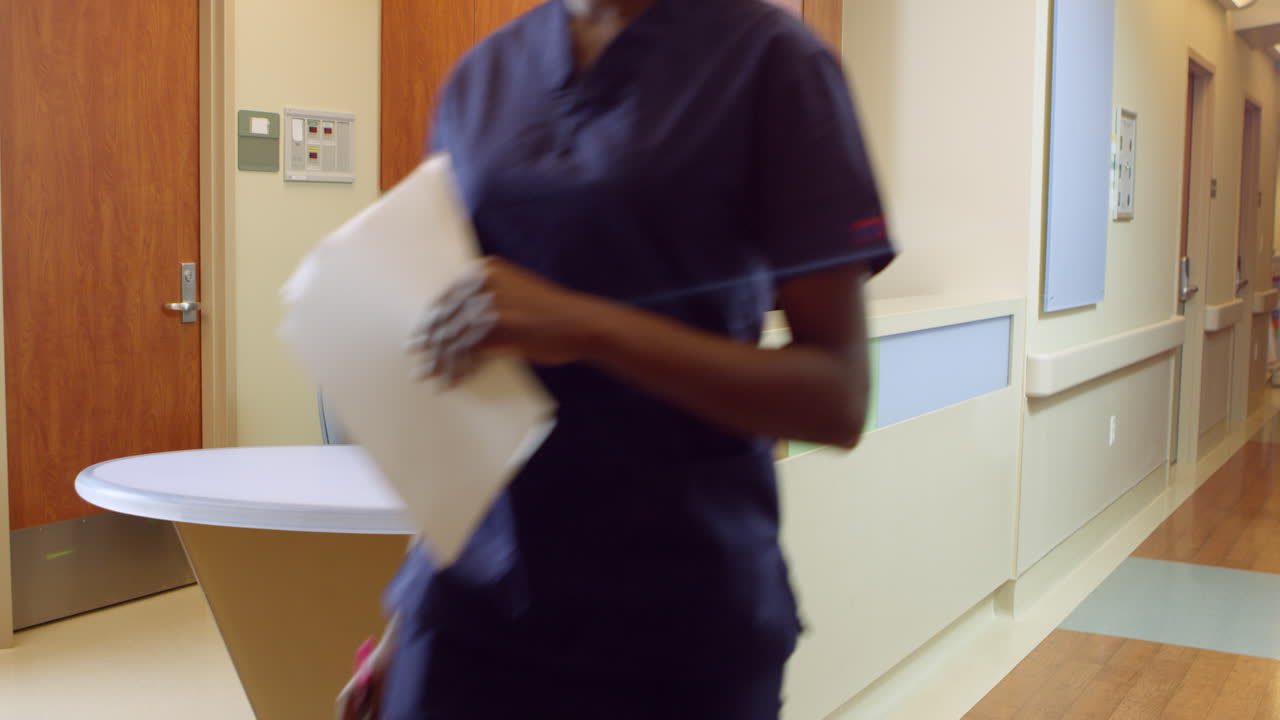 personal médico en la estación de enfermeras ocupadas en el hospital disparado en r3d