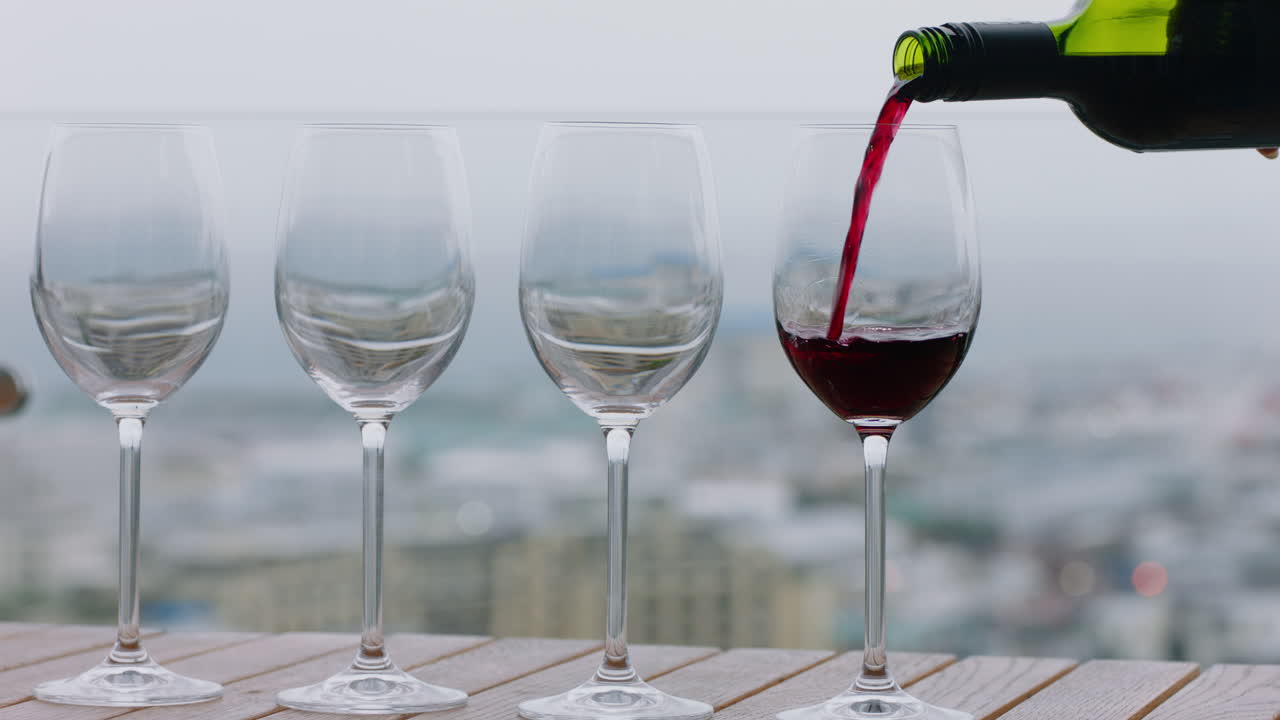 una bottiglia di vino rosso versata in un bicchiere per celebrare una cena di lusso