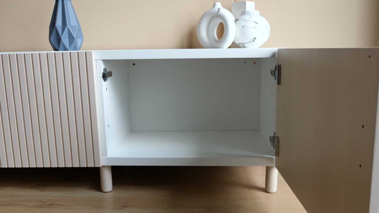 오픈 캐비과 함께 현대적인 색과 베이지색 tv 스탠드