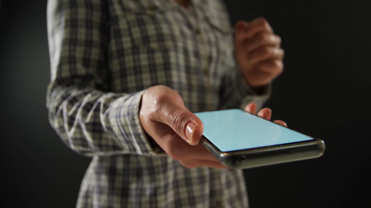 mujer joven usando un teléfono inteligente