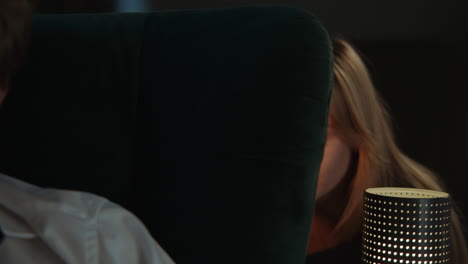 una mujer relajándose por la noche.