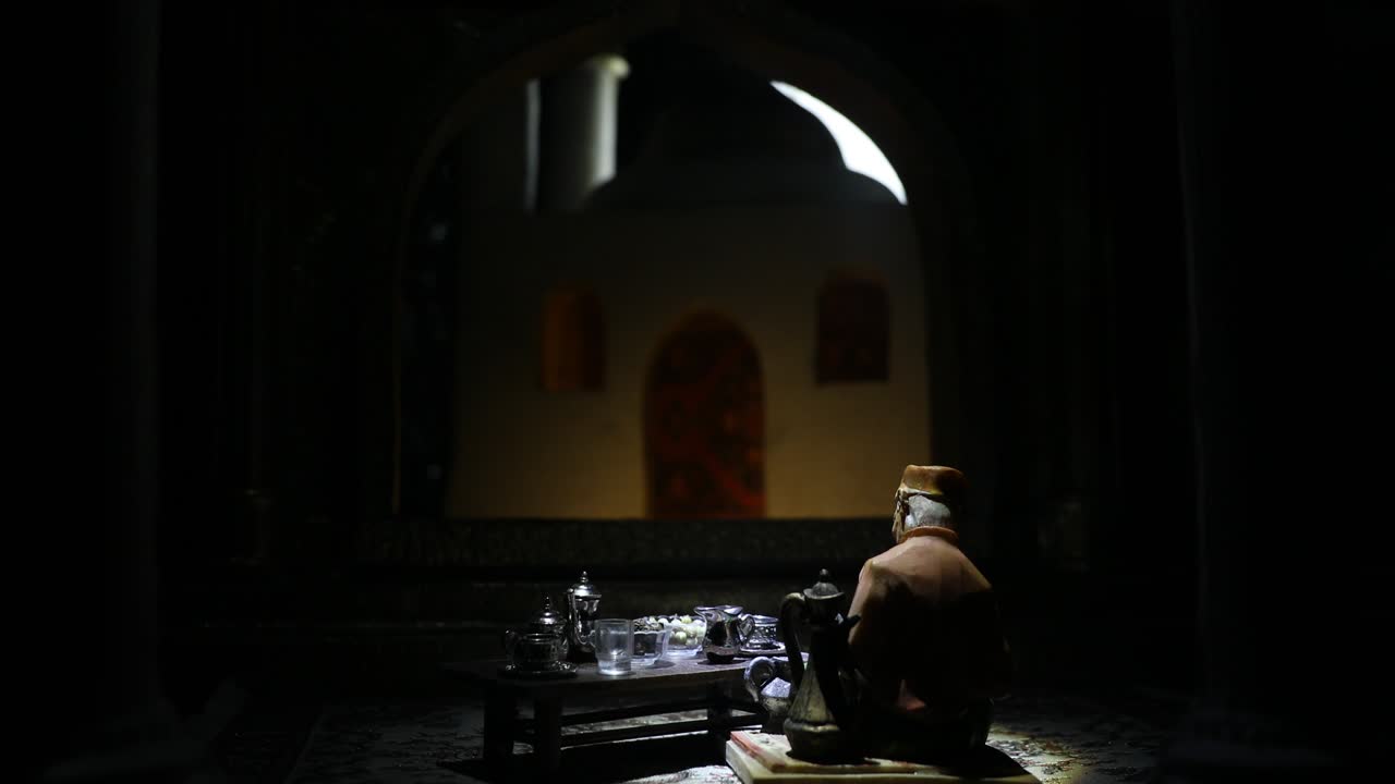 창문과 기둥을 가진 현실적인 아라비아 인테리어 미니어처: 태양이 뜨기 전에 제공되는 식사는 수호르 (suhur) 라고 불립니다. 축제 축하 카드, 이슬람 신성 한 달인 라마단 카림 (ramadan kareem) 에 대한 초대.