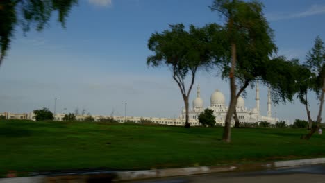 día soleado abu dhabi más famosa mezquita del jeque zayed viaje por carretera panorama 4k emiratos árabes unidos