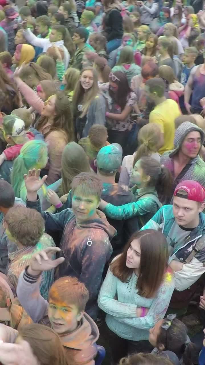 Folla di persone che festeggiano Holi con colori vivaci