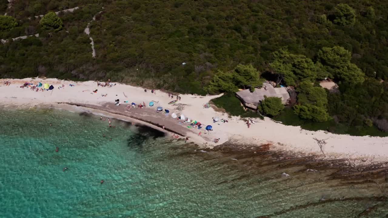 Vista aerea delle splendide spiagge di Dugi Otok, Croazia, con acque turchesi, costa rocciosa e natura incontaminata