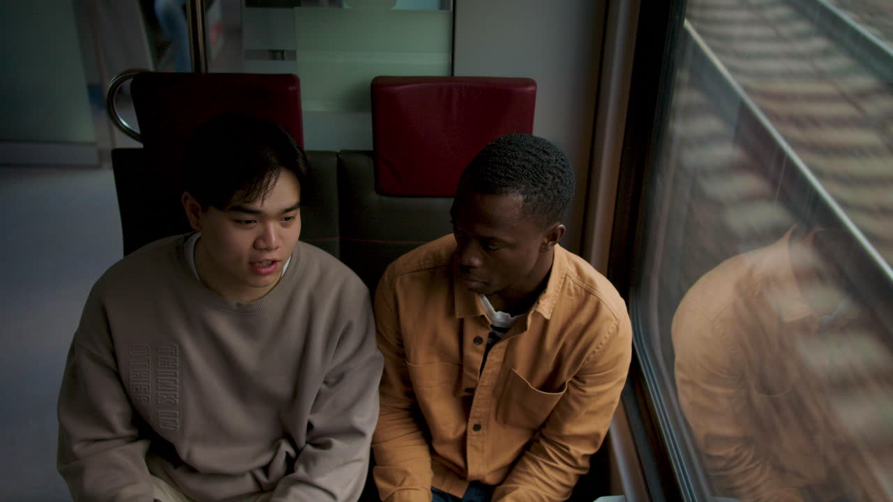 친구 들 이 열차 에서 대화 하고 있다