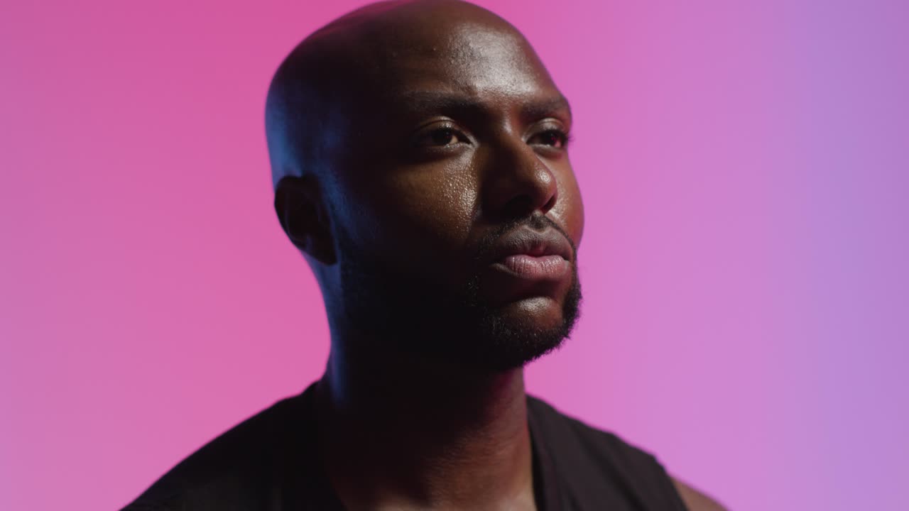 분홍색 빛을  ⁇  배경 에 스포츠 베스트 를 입은 남성 운동 선수 의 스튜디오 초상화 촬영 2