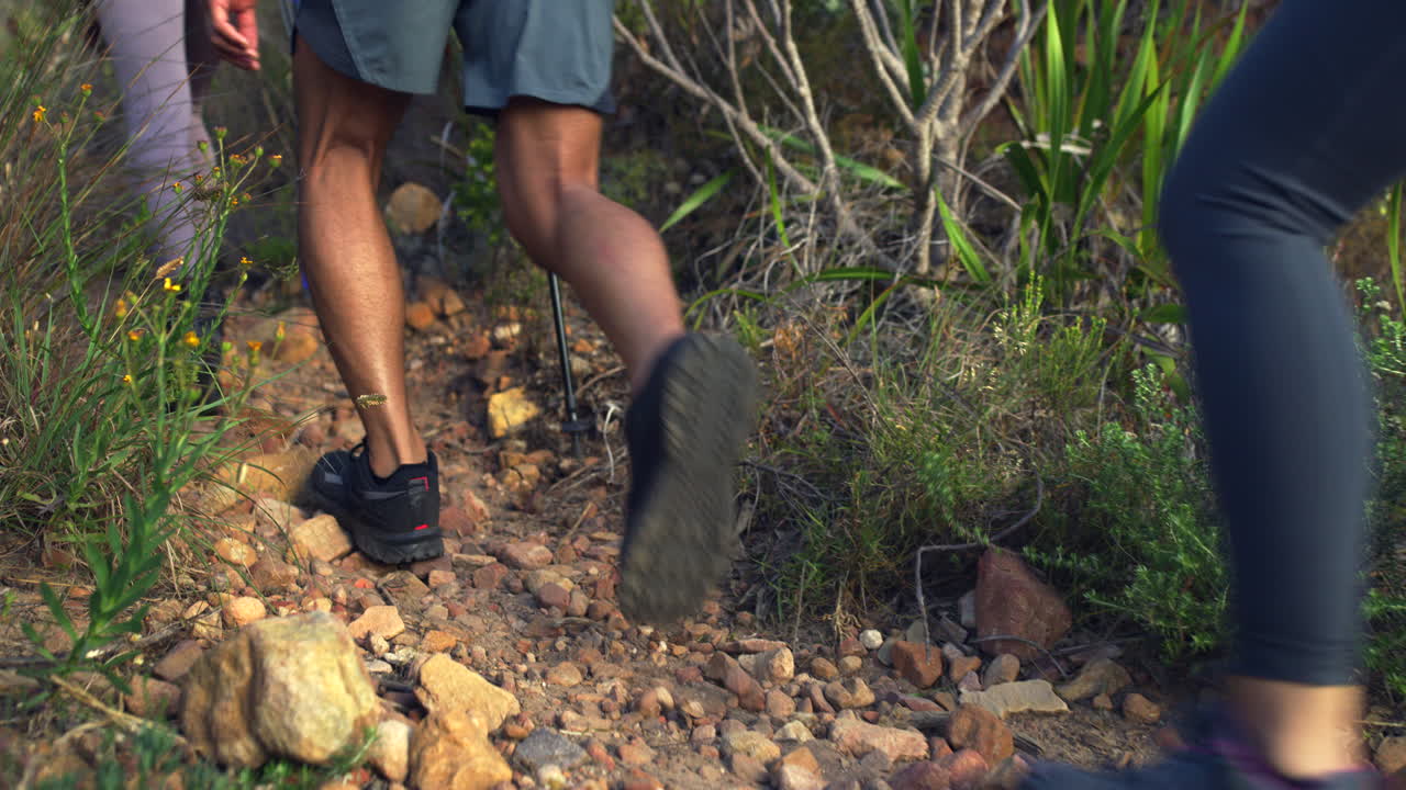 바위 길 에 있는 산책자 들