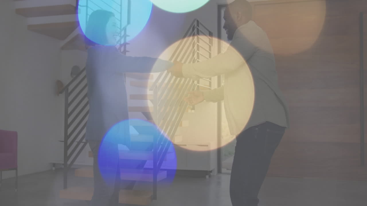 손을 잡고 미소 짓는 두 사람, 다채로운 보케 조명 애니메이션