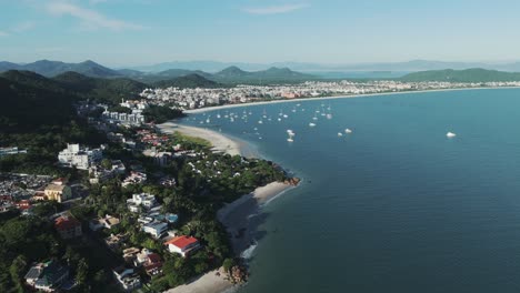 Drone-Avanzando-Sobre-La-Playa-De-Galera-Y-La-Playa-De-Canajurê