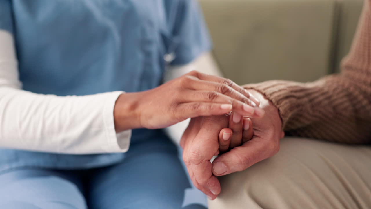 enfermera consolando a un paciente de edad avanzada