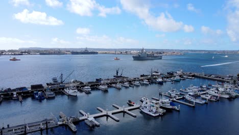 el puerto de atún y el barco naval navegando hacia el puerto en san diego, vista aérea